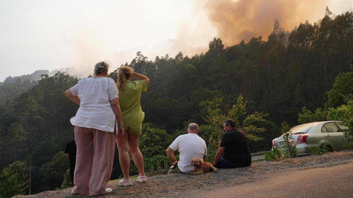 Varias personas observan la columna de humo del incendio de Padrón, el pasado 13 de junio.