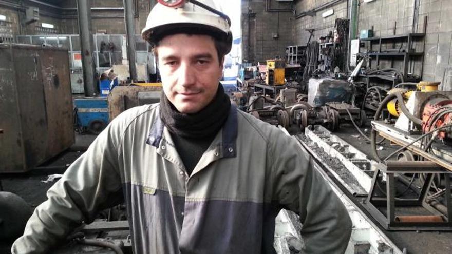 Ramón Amigo, en el taller de la mina de Cerredo.