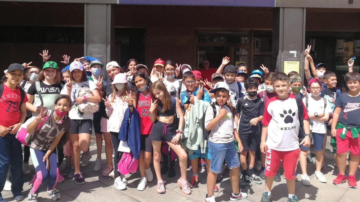 Escolares del colegio Carballal ante el Museo do Mar de Marín.