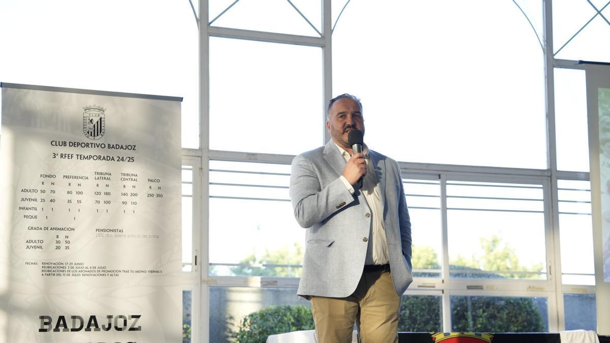 Javier Peña, director deportivo del Badajoz, durante la presentación de la campaña de abonos.
