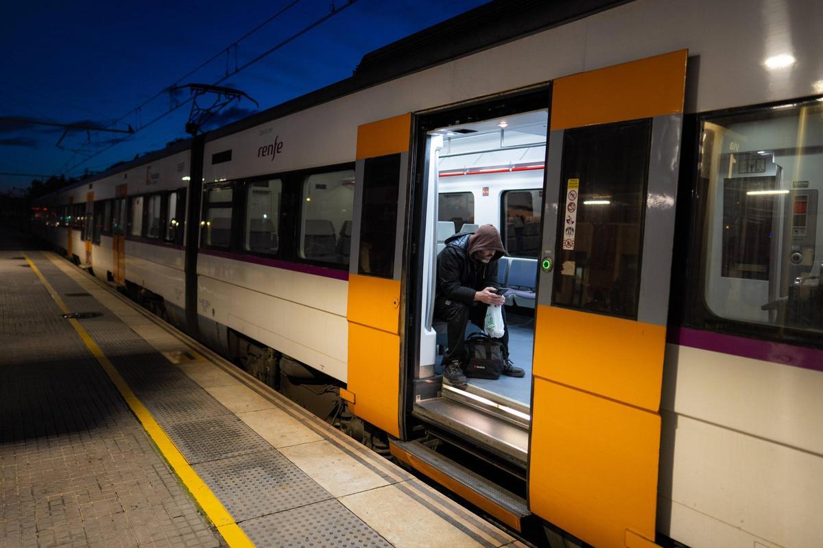 Pasajeros a la espera de que los trenes entren en funcionamiento, en la estación de Mataró