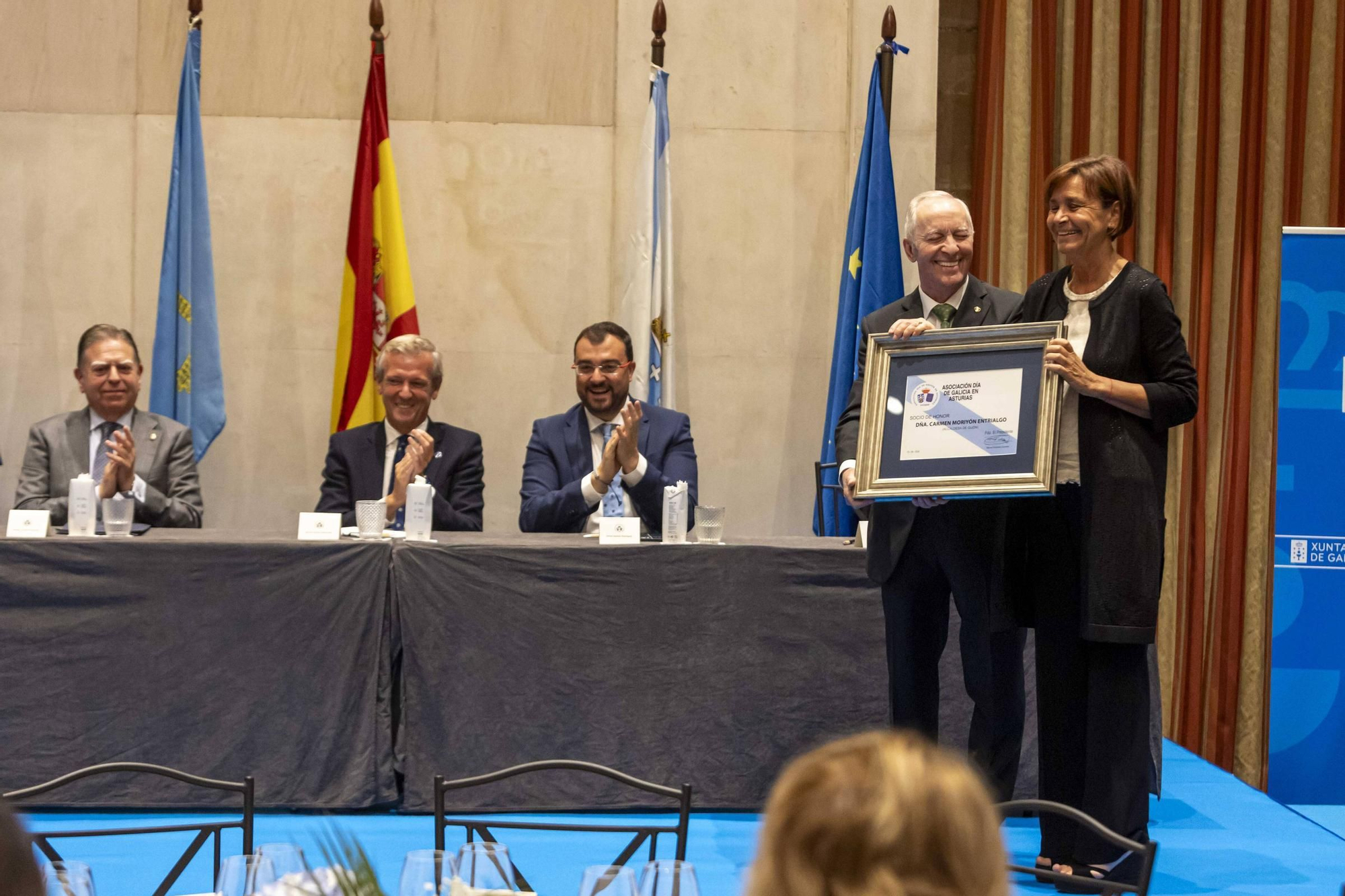 La Asociación Día de Galicia en Asturias entrega su medalla de oro a Adrián Barbón y Carmen Moriyón