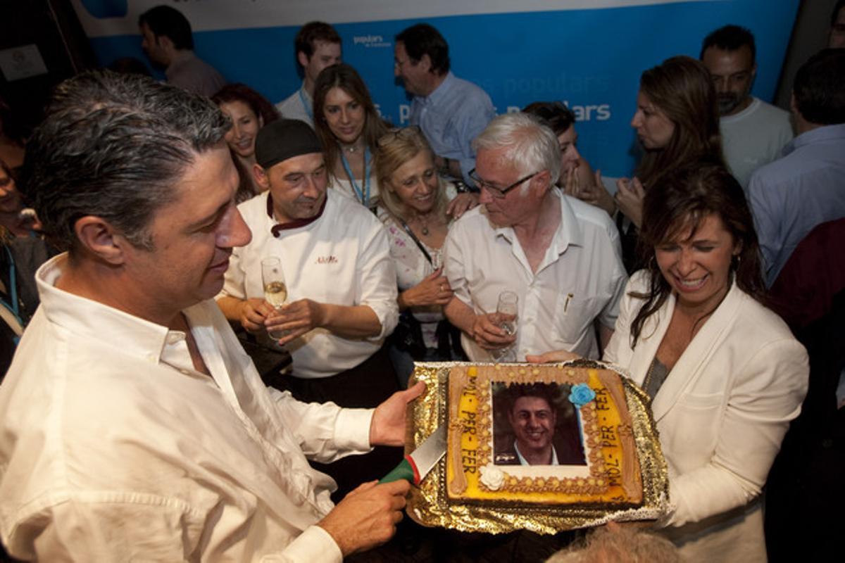 Xavier García Albiol celebra els bons resultats obtinguts pel seu partit a Badalona amb Alicia Sánchez Camacho.