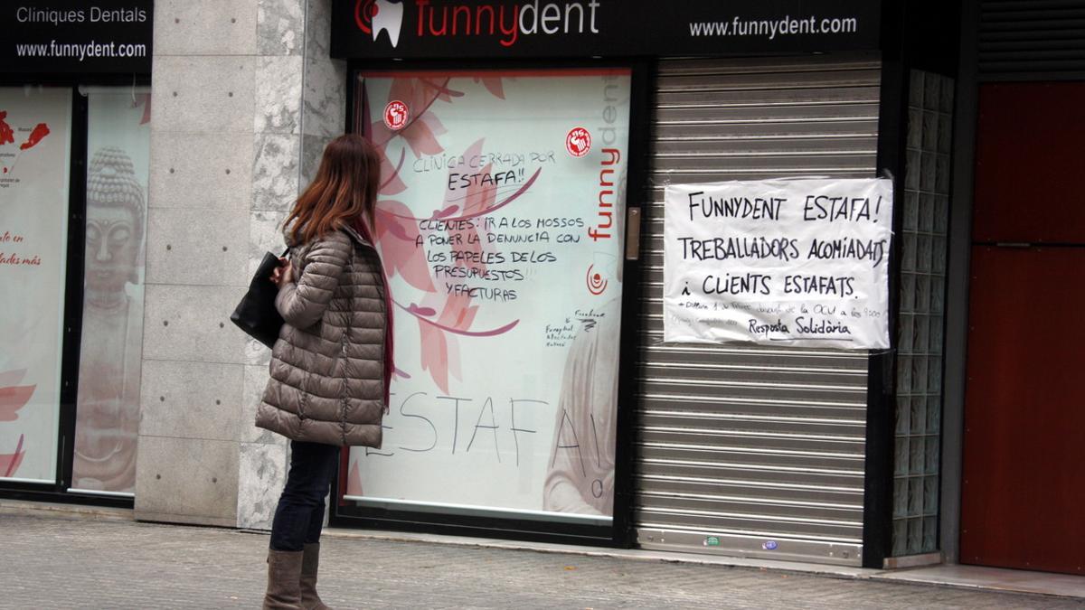 Pancartas de protesta en la clínica Funnydent de Mataró.