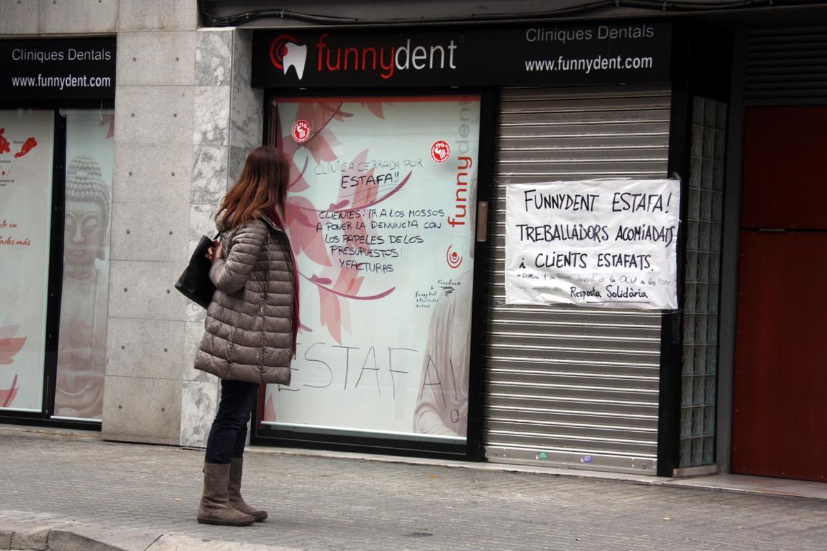 Pancartes de protesta a la clínica Funnydent de Mataró.