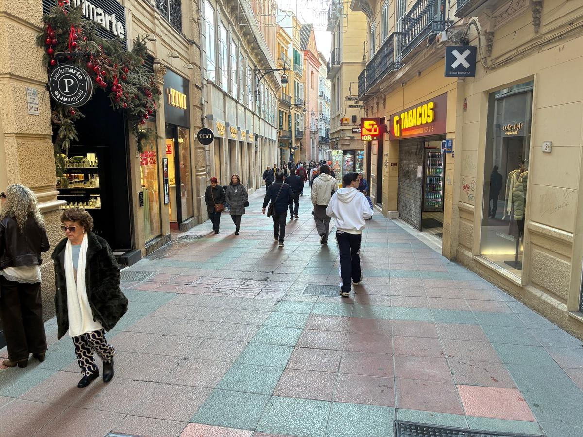 Los símbolos que se esconden en el pavimento de la calle Nueva de Málaga