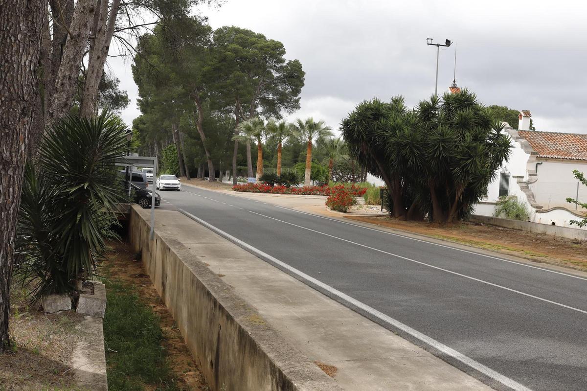 Recta a la que se incorporan por la izquierda los vehículos que proceden del hospital, el monasterio, el campo de golf y varias urbanizaciones.