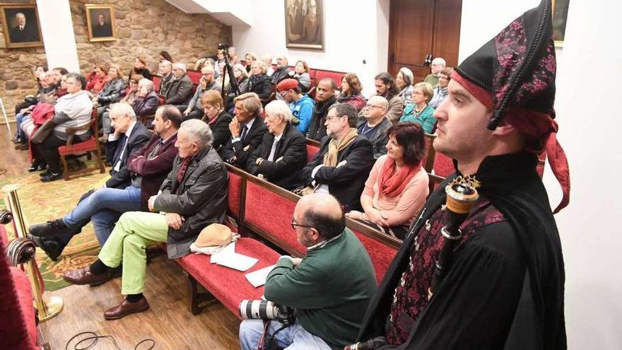 Asistentes ao acto en conmemoración da estrea do Himno, onte, na Coruña.