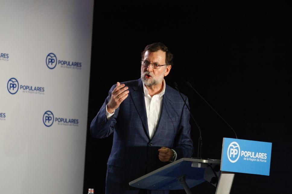 Rajoy se da un baño de multitudes en Murcia