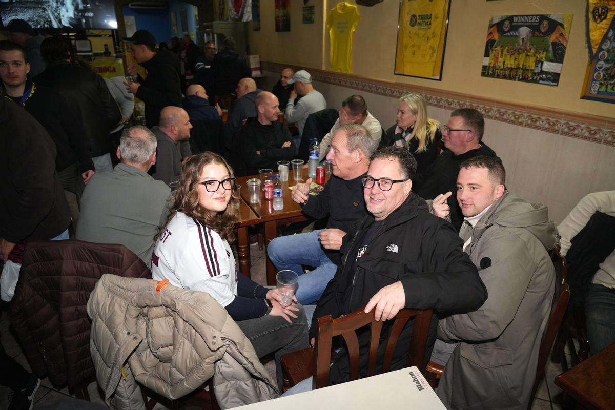 Galería: La lluvia no impide a la afición amarilla perderse el Villarreal-Ajax