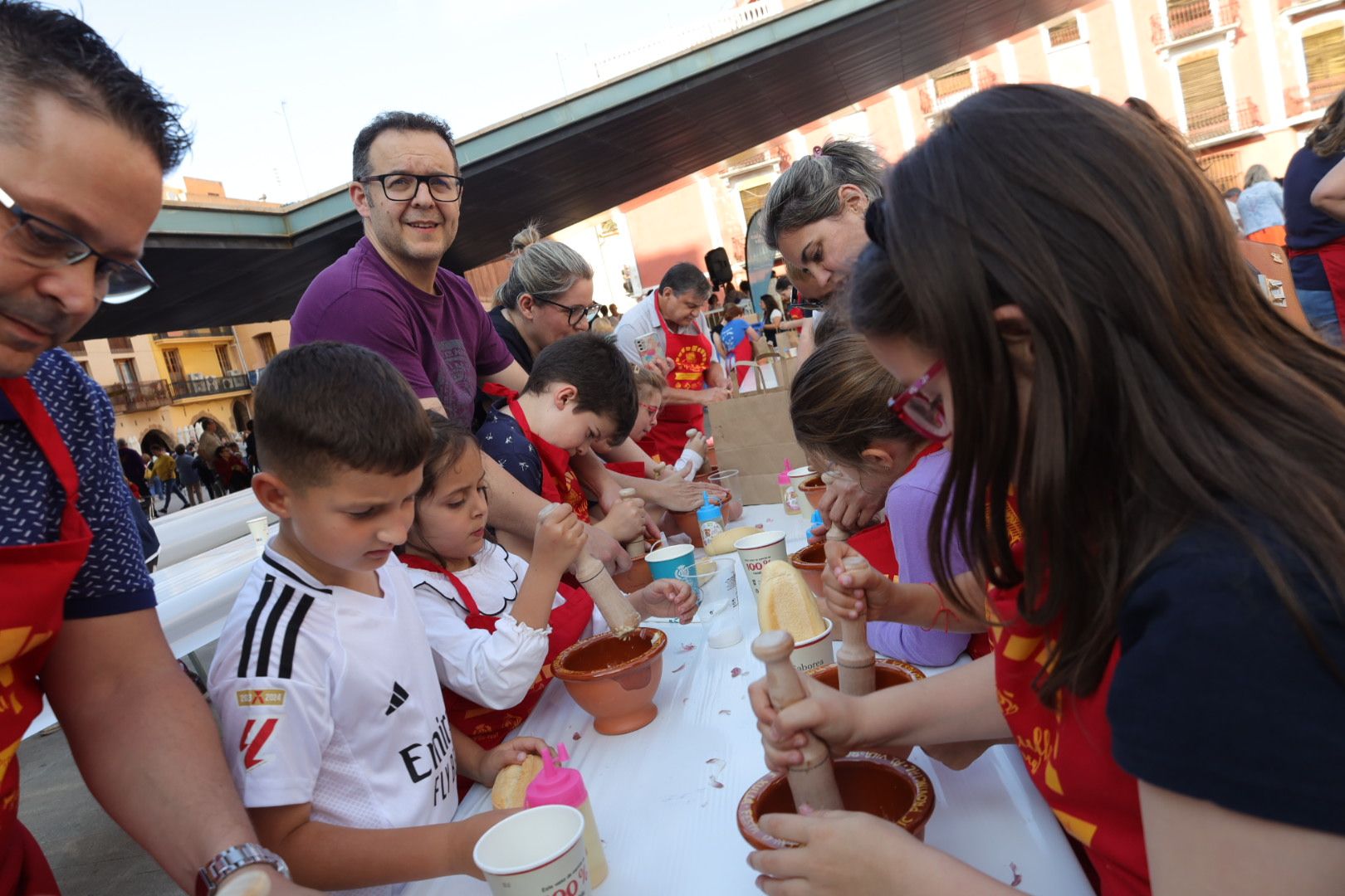FOTOGALERÍA I Las imágenes de la Nit de la Xulla y del encuentro de elaboración de allioli de las fiestas de Vila-real
