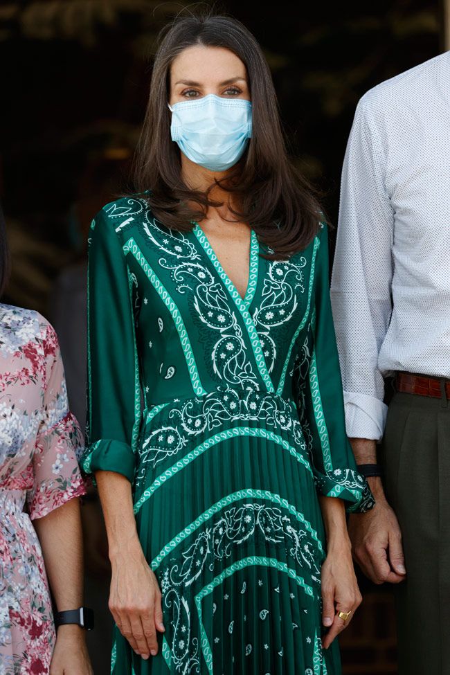 La reina Letizia recupera en Navarra el vestido verde estampado de Sandro  que comparte con varias presentadoras españolas - Woman