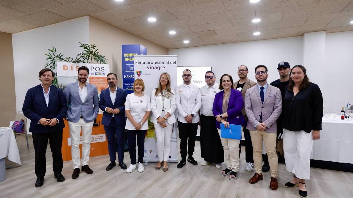 Autoridades y cocineros, este lunes, en la inauguración de la 2ª Feria Profesional del Vinagre en Córdoba.