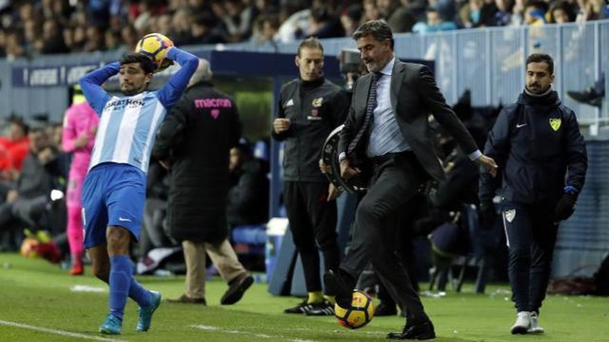 Míchel despeja un balón.