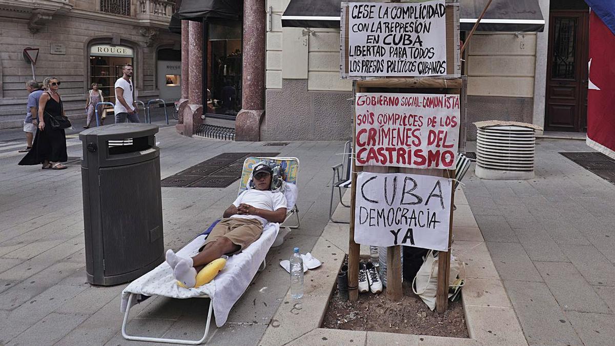 Néstor Rodríguez Lobaina sigue su protesta postrado en las cercanías de la Delegación del Gobierno.