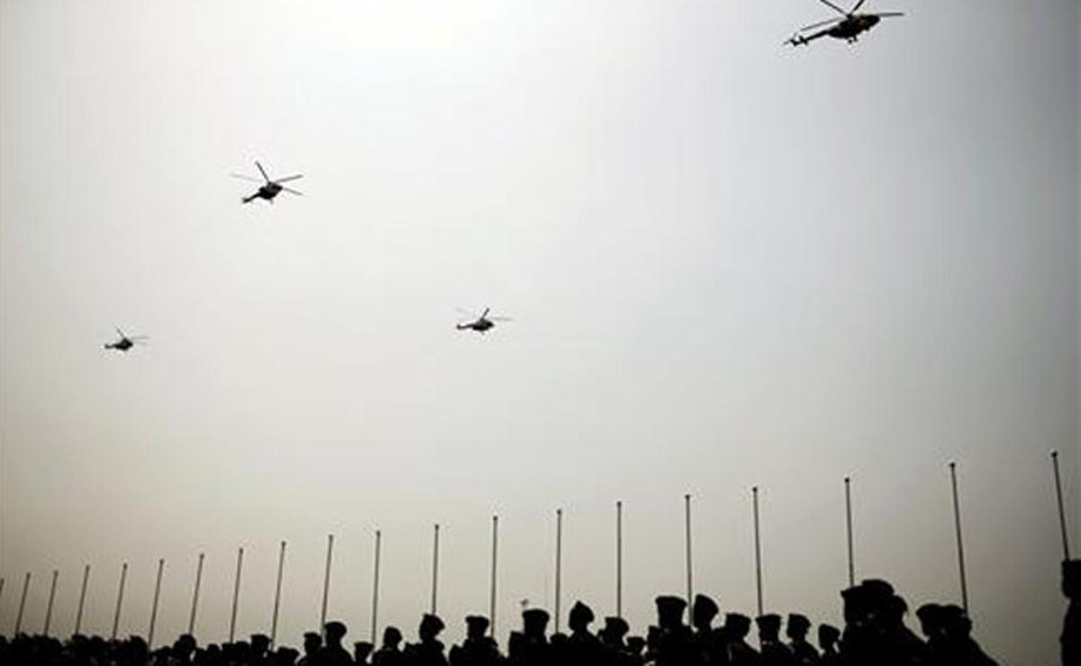 Helicòpters de l’exèrcit sudanès del sud sobrevolen el campament militar en un assaig anterior a les celebracions de la independència de Juba.