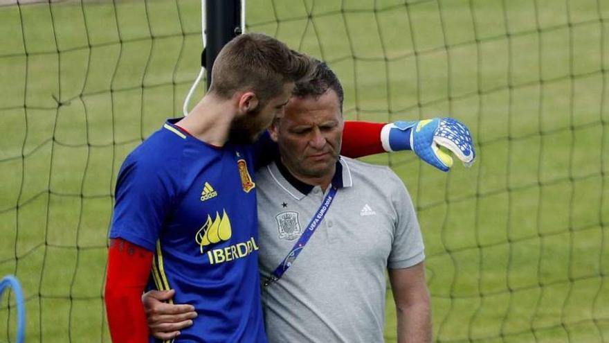 De Gea conversa con el jefe de los servicios médicos del Celta, Juan José García Cota. // Efe