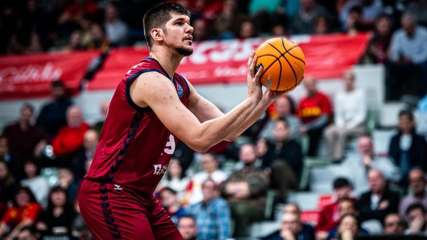 Marko Todorovic, lanzando un tiro libre en el partido ante el Promitheas Patras. | IMQUALITY/JAVIER BERNAL