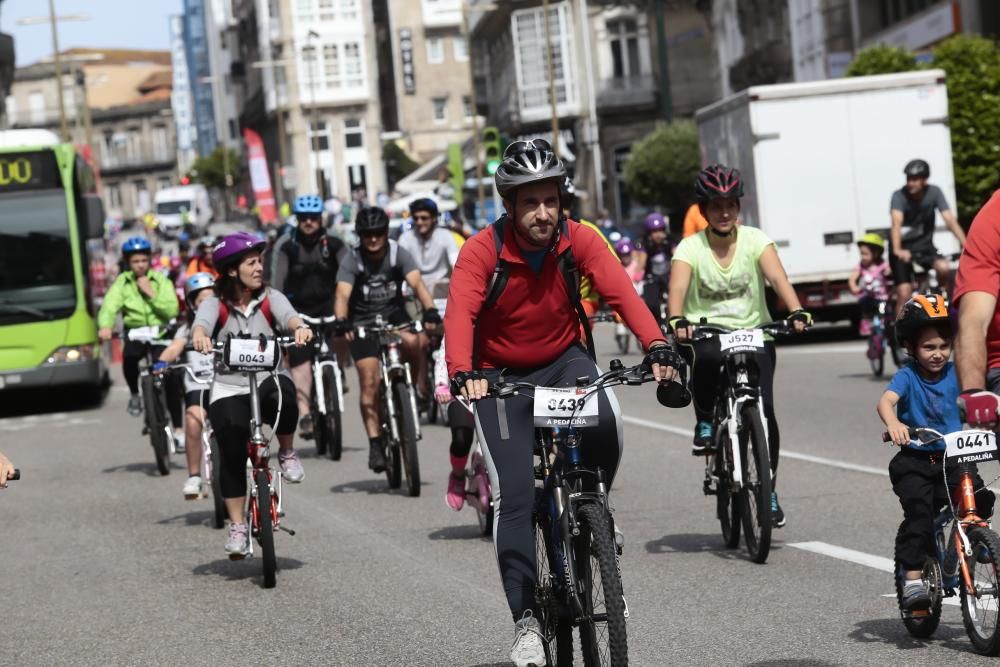 Centenares de vigueses de todas las edades participaron ayer en la marcha ciclista A Pedaliña que recorrió el centro de la ciudad para conmemorar el Día Mundial del Medio Ambiente y a favor de Unicef