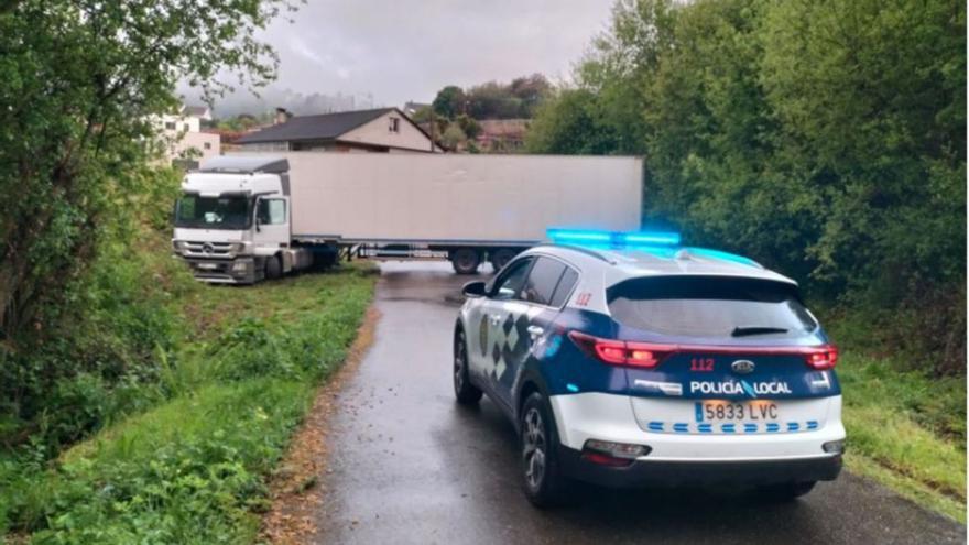 Un error en Google Maps deja a un camionero atrapado en la parroquia de Petelos