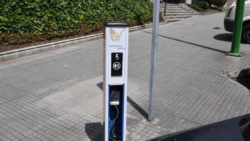 Punto de recarga para coches eléctricos estropeado en la calle Galileo Galilei.   | // VÍCTOR ECHAVE