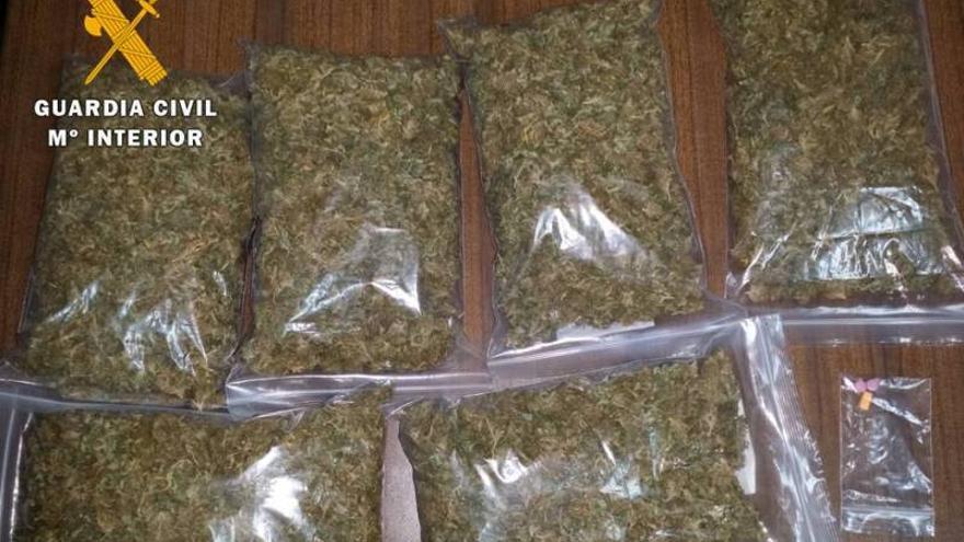 Tres detenidos al hallar en el coche en que viajaban 990 gramos de marihuana