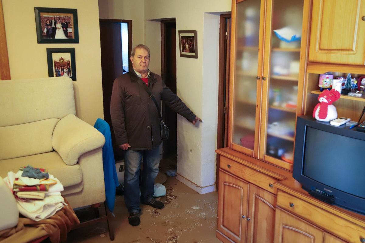 Vicente Regalado señala hasta dónde llegó el agua del río Guadiana en el interior de su casa en el Rincón de Caya de Badajoz.