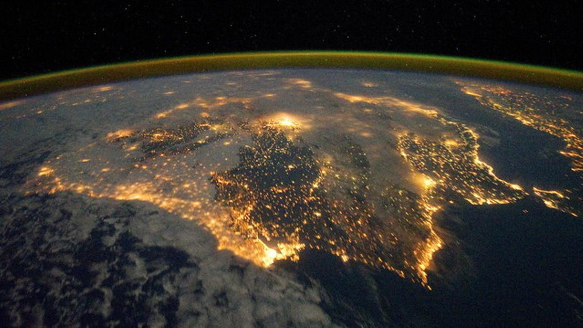 La península Ibérica, de noche, con Portugal en primer término.