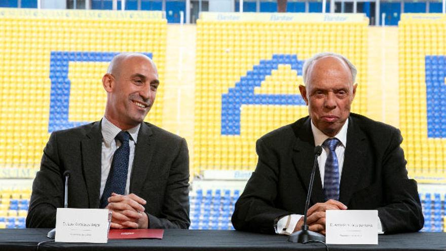 Antonio Suárez, a la derecha, junto a Rubiales, presidente de la Española, en un acto en el Estadio de Gran Canaria.