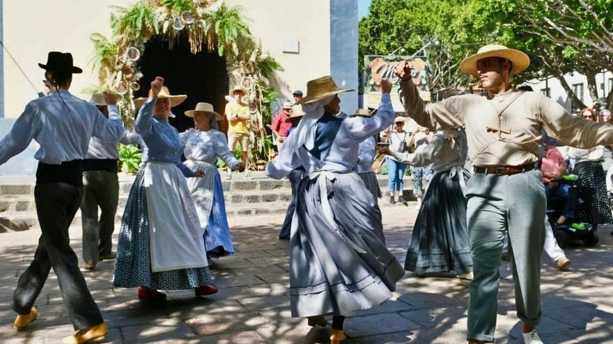 A la izquierda, bailes típicos durante el Día de las Tradiciones. Sobre estas líneas, la edil Dácil León con un participante de la jornada. | e.d.