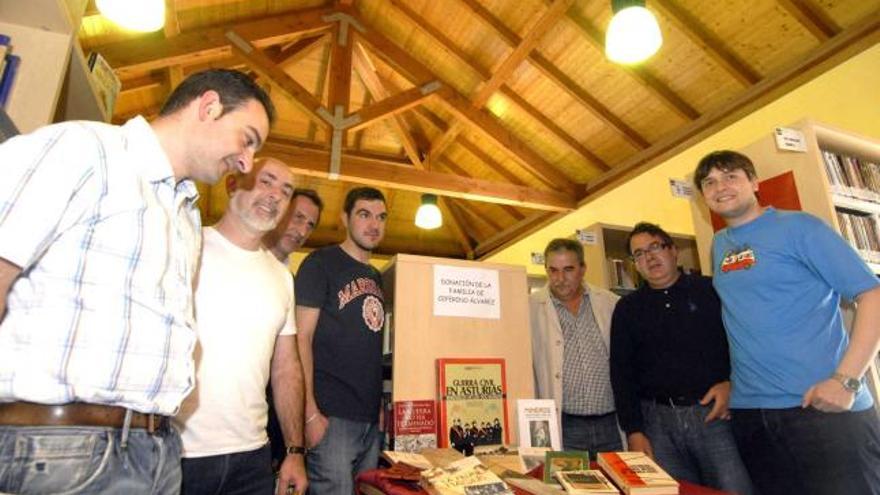 El Alcalde y otros representantes municipales, con los libros donados.