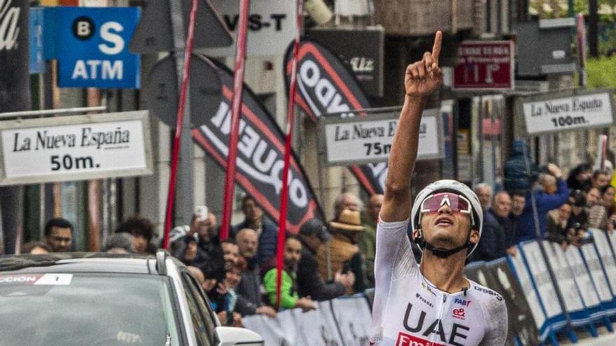 La crónica de José Enrique Cima de la primera etapa de la Vuelta a Asturias de ciclismo: Isaac del Toro embiste en Lena