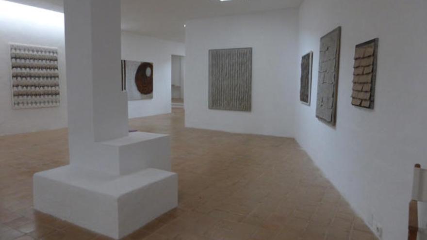 Vista general de la sala que acoge obras de los cuatro artistas.