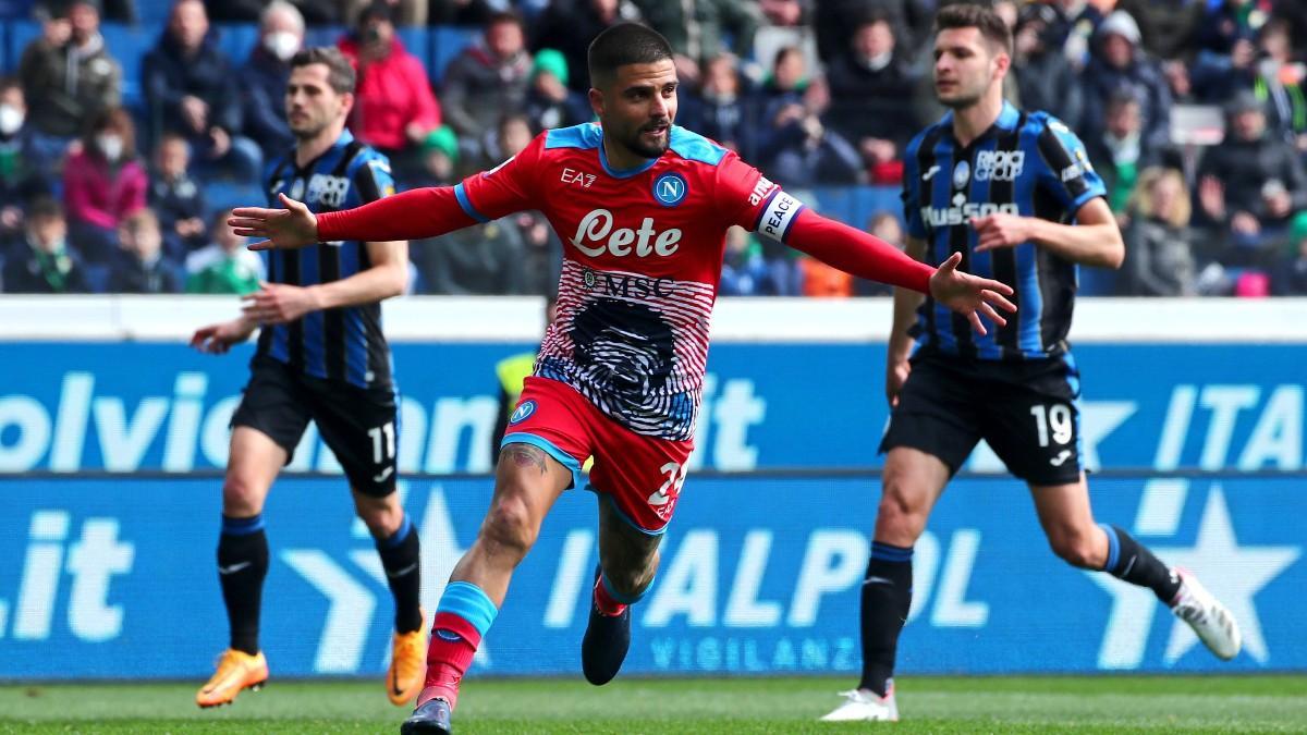 Lorenzo Insigne celebra su gol de penalti a la Atalanta