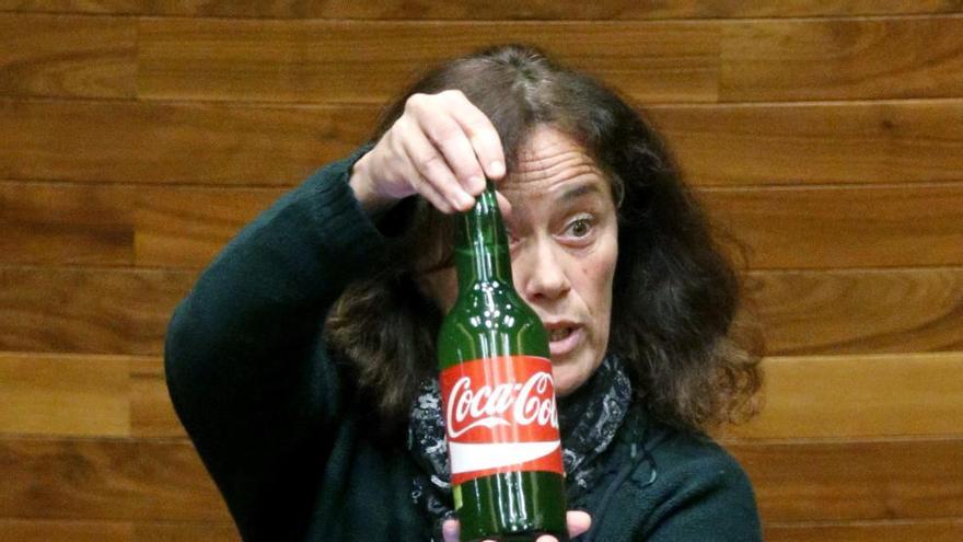 Sidra con etiqueta de Coca-Cola para rechazar el acuerdo de comercio con EEUU