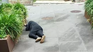 Preocupación en las asociaciones vecinales por un hombre que deambula ebrio por Santiago y padece sarna