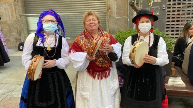 Tres pandereteiras, en el Casco Vello de Vigo.
