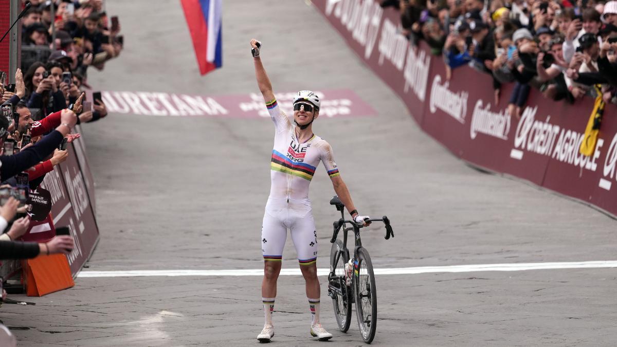 Pogacar celebra su victoria en la Strade Bianche 2026
