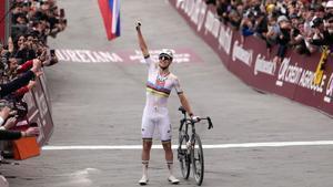Pogacar celebra su victoria en la Strade Bianche 2026