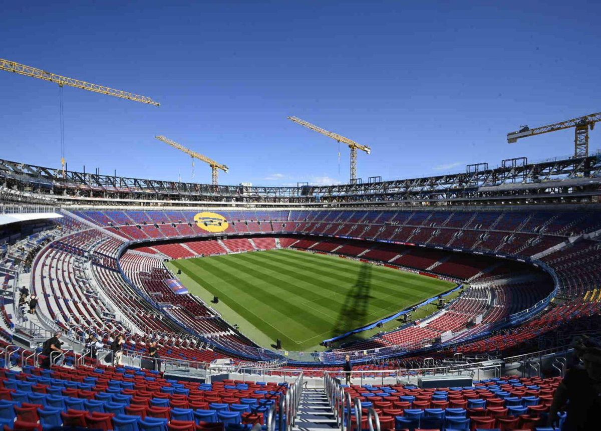 La llum vermella al Camp Nou continua