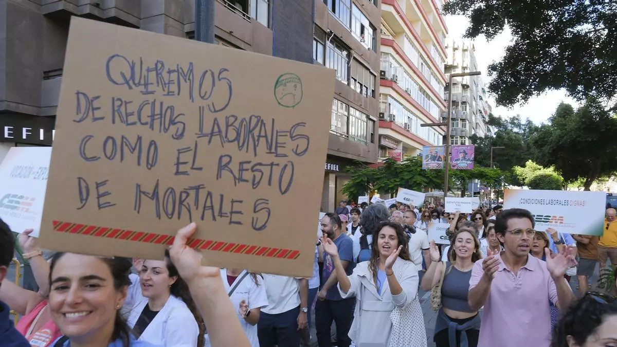 Los médicos toman Las Palmas de Gran Canaria y advierten al Servicio Canario de Salud: "Si quieren guerra, la tendrán"