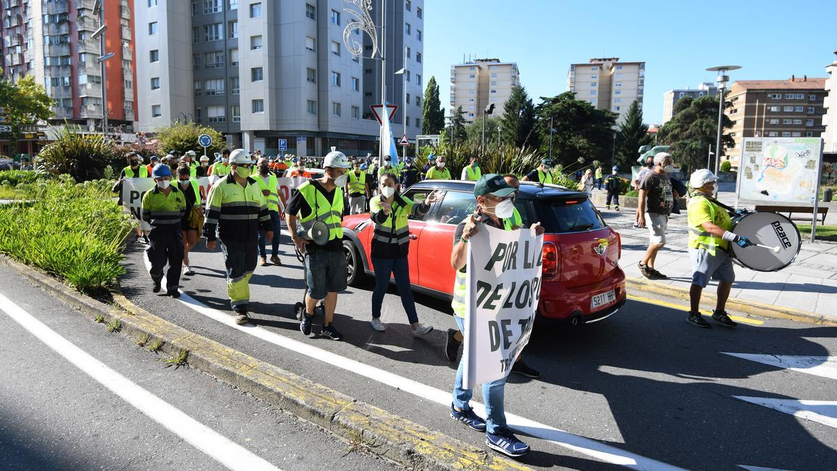 Trabajadores de Ence y auxiliares cortan el tráfico en los accesos a Pontevedra