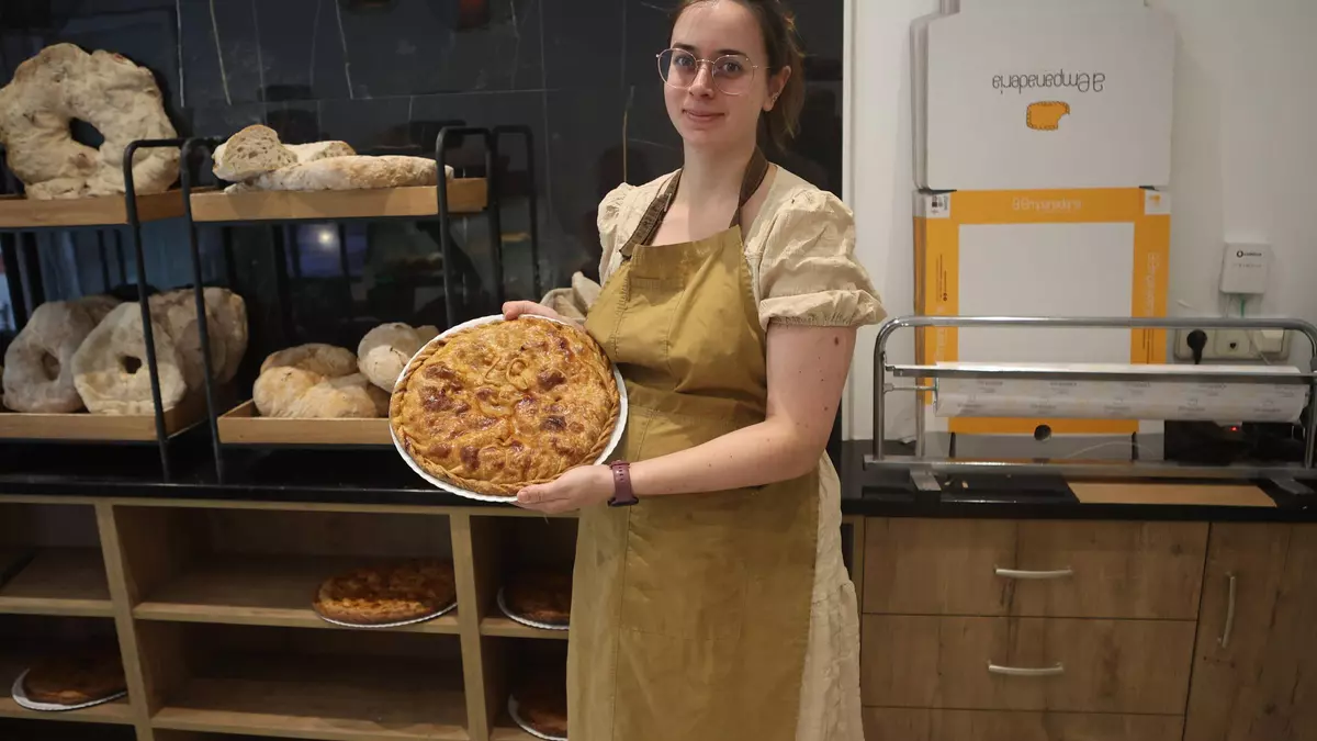 La empanada de A Coruña que triunfa por su masa y relleno: "Algunos cogen el coche para venir a por ella"