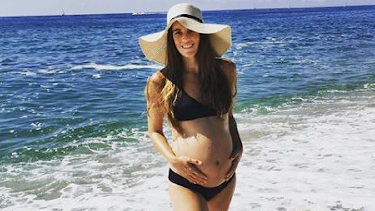 Ona Carbonell luce embarazo en la playa