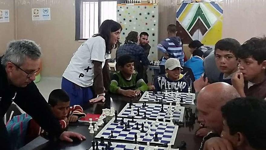 Daniel Rivera en junto a los niños sirios en su visita del pasado año a Jordania. // Escola Xadrez Pontevedra