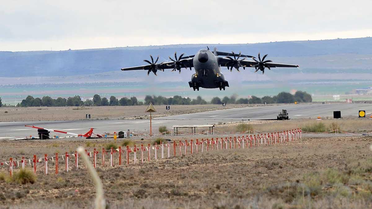 Sale hacia Polonia el primer envío directo de armas de España a Ucrania. En la imagen, uno de los dos aviones del Ejército del Aire que ha despegado de la base aérea de Los Llanos, en Albacete.