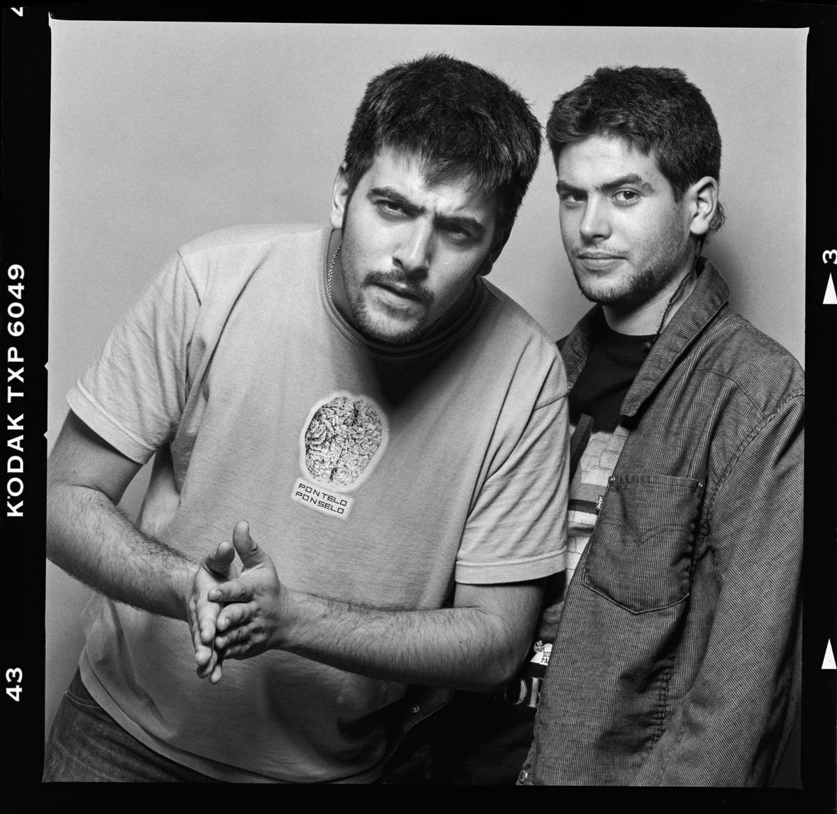 Los hermanos Muñoz, David y Jose, los Estopa, retratados durante su primera gira, en 2000.