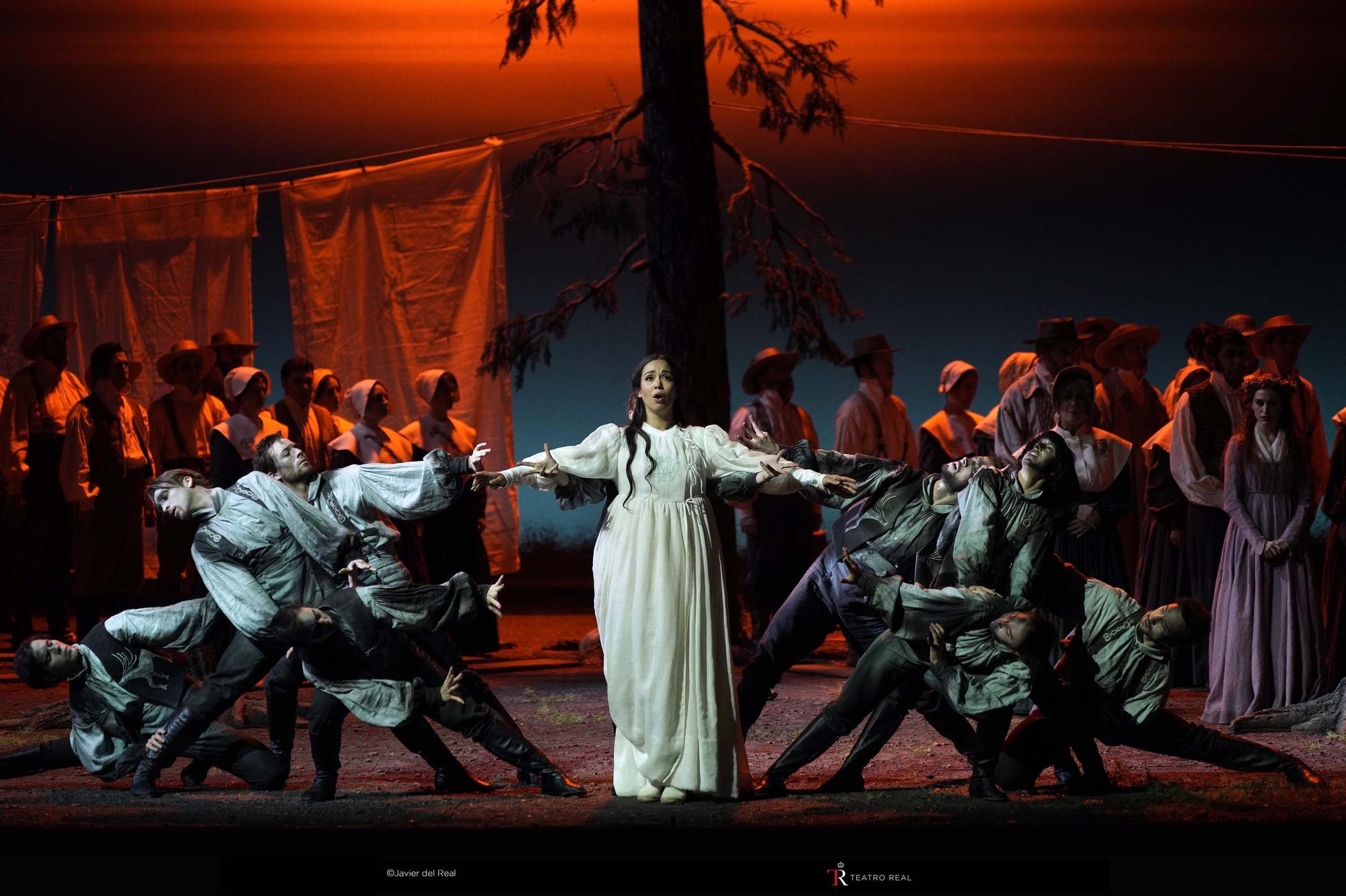 Una de las escenas de la ópera de Bellini 'La sonnambula', que se representa en el Teatro Real.