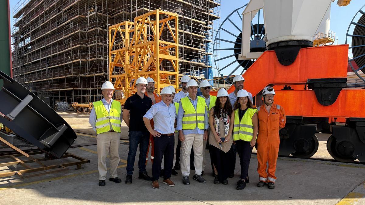 Sánchez Galán, en el centro durante la visita a Astilleros Ría de Vigo.