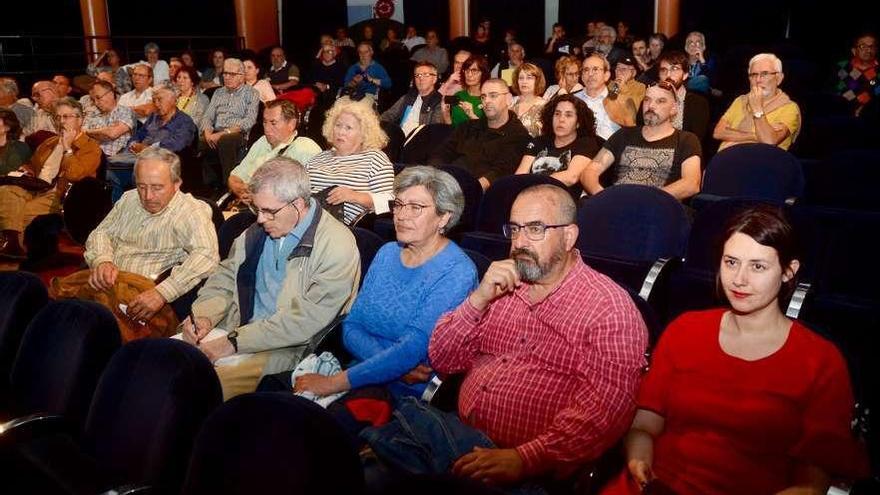 El coloquio tuvo lugar en el Teatro Principal de Pontevedra. // R.V.